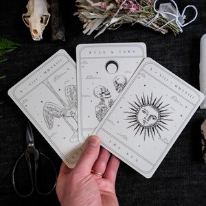 3-teilige Tarot Spread Hochzeitseinladung Set | Gothic Lovers Sonne Ace of Cups Design Bild 4
