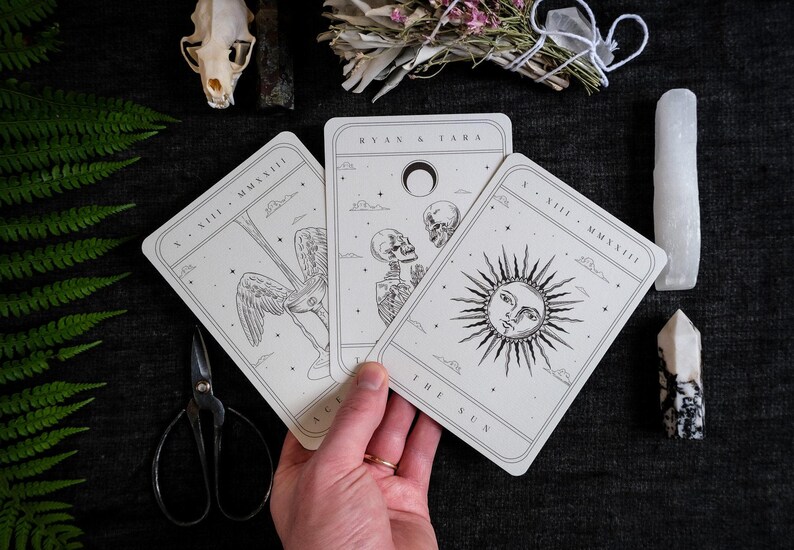 3-teilige Tarot Spread Hochzeitseinladung Set | Gothic Lovers Sonne Ace of Cups Design Bild 4