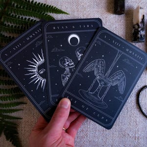 3-teilige Tarot Spread Hochzeitseinladung Set | Gothic Lovers Sonne Ace of Cups Design Bild 1