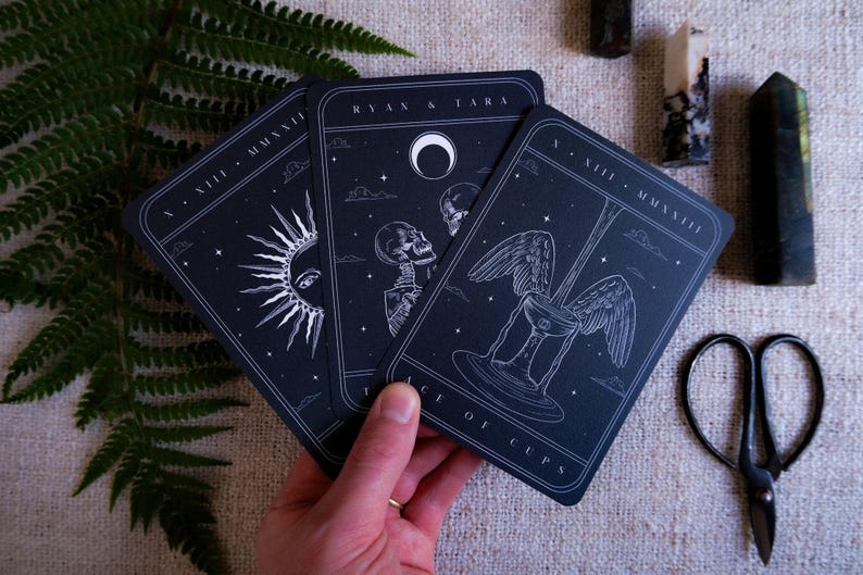 3-teilige Tarot Spread Hochzeitseinladung Set | Gothic Lovers Sonne Ace of Cups Design Bild 1