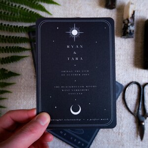 3-teilige Tarot Spread Hochzeitseinladung Set | Gothic Lovers Sonne Ace of Cups Design Bild 9
