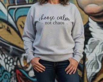 Wählen Sie Calm Not Chaos Sweatshirt | Motivzitat mit Rundhalsausschnitt
