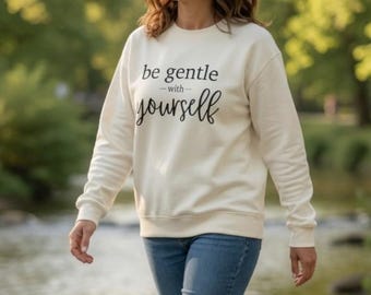 Sei sanft zu dir selbst Sweatshirt | Gemütliches Self Care Zitat Rundhalsausschnitt
