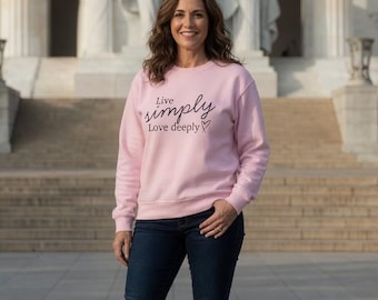Lebe einfach Liebe tief Sweatshirt mit Rundhalsausschnitt | minimalistische schrift typographie, gemütlich lässig