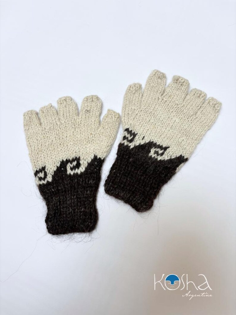May include: A pair of fingerless gloves featuring a two-tone design with a cream-colored upper section and a dark brown lower section. A wave-like pattern separates the two colors. The text Kosha Argentina is printed in the bottom right corner.