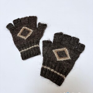 Puede incluir: Un par de guantes sin dedos de color marr&oacute;n oscuro con un patr&oacute;n de rombos de color beige claro en el dorso de cada mano y una franja horizontal beige cerca del pu&ntilde;o acanalado. El texto Kosha Argentina es visible en la esquina inferior derecha.