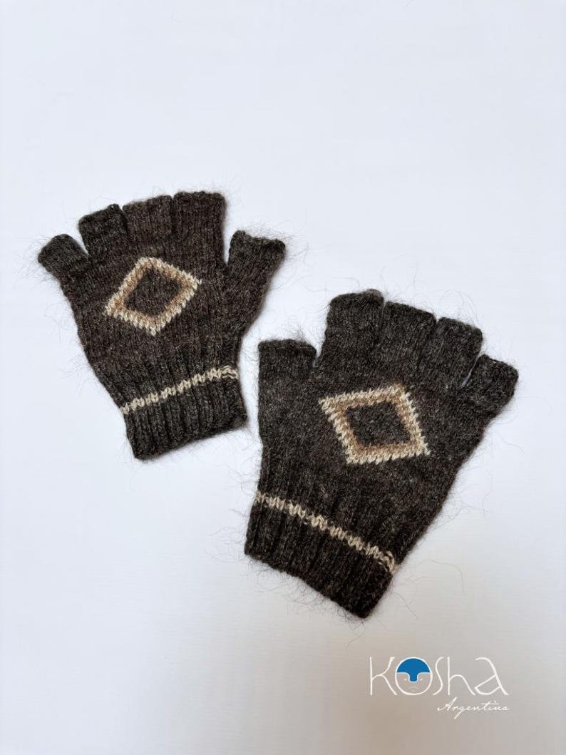 Puede incluir: Un par de guantes sin dedos de color marr&oacute;n oscuro con un patr&oacute;n de rombos de color beige claro en el dorso de cada mano y una franja horizontal beige cerca del pu&ntilde;o acanalado. El texto Kosha Argentina es visible en la esquina inferior derecha.
