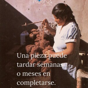 May include: A person spinning brown wool with a wooden drop spindle. The image features the text Kosha Argentina at the top and the Spanish text Una pieza puede tardar semanas o meses en completarse in the center against a textured wall.