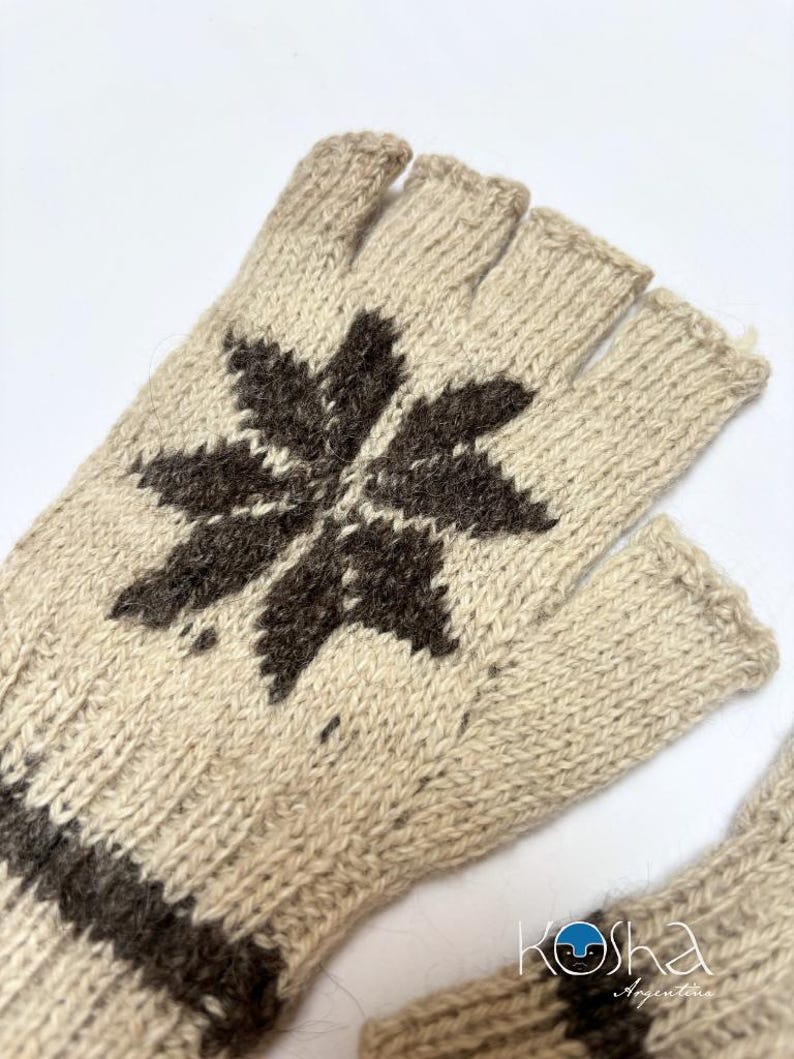 May include: A pair of fingerless gloves in a light beige knit featuring a dark brown star-shaped pattern on the back of the hand and a dark brown horizontal band at the wrist. The text Kosha Argentina is printed in the bottom right corner.