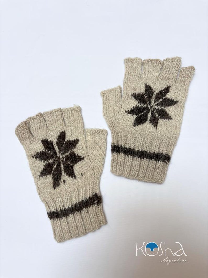 May include: A pair of beige fingerless gloves featuring a dark brown star-shaped pattern on the back of the hand and a horizontal dark brown stripe near the ribbed cuff. The text "Kosha Argentina" is printed in the bottom right corner.