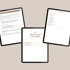 Könnte beinhalten: Drei digitale Tablets zeigen Seiten eines End of Life Planners. Der mittlere Bildschirm zeigt die Titelseite, während der linke Bildschirm Anweisungen anzeigt und der rechte Bildschirm den Inhalt mit persönlichen Informationen und Finanzdetails auflistet.