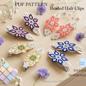 Puede incluir: Varias horquillas para el pelo con cuentas de colores, incluyendo morado, rosa, amarillo y azul, dispuestas sobre una superficie de madera. Cada horquilla presenta un diseño floral y un clip de metal plateado. La imagen incluye el texto "PDF PATTERN" y "Beaded Hair Clips".