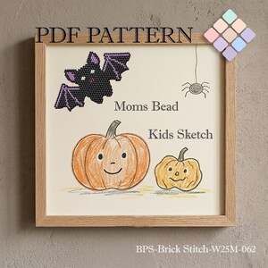 Può includere: Un'opera d'arte incorniciata a tema Halloween con un pipistrello di perline, un ragno e due zucche sorridenti. Il testo "PDF PATTERN", "Moms Bead" e "Kids Sketch" è visibile. L'opera d'arte è in una cornice di legno.