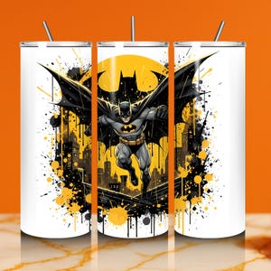 Puede incluir: Vaso blanco con un dise&ntilde;o de Batman. El dise&ntilde;o muestra a Batman en acci&oacute;n contra una luna amarilla y un horizonte urbano, con salpicaduras de pintura negra y amarilla. Incluye una pajita plateada.