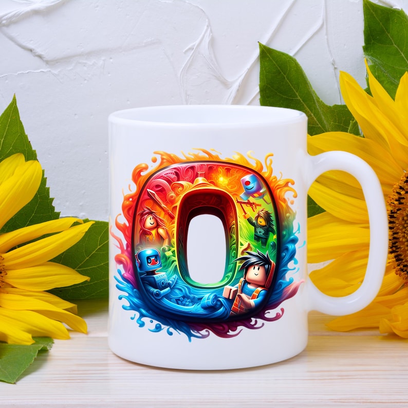 Puede incluir: Taza de cer&aacute;mica blanca con una colorida ilustraci&oacute;n del n&uacute;mero "0", con personajes de dibujos animados y un dise&ntilde;o de arco&iacute;ris. La taza tiene un asa blanca y est&aacute; rodeada de girasoles.