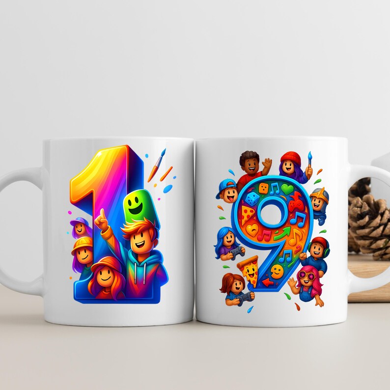 Puede incluir: Dos tazas de cer&aacute;mica blanca con ilustraciones coloridas. Una taza presenta el n&uacute;mero 1 con un degradado arco&iacute;ris y figuras de dibujos animados. La otra taza muestra el n&uacute;mero 9 con notas musicales y porciones de pizza.