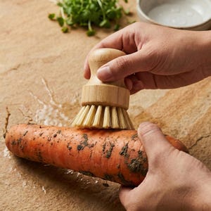 Natural Bamboo Vegetable Brush and Dish Scrubber, Sisal Fiber Produce Brush for Root Veggies, Eco-Friendly Kitchen Scrub for Cast Iron