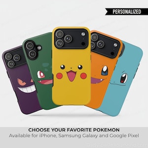 Könnte beinhalten: Fünf Smartphone-Hüllen mit Charakter-Designs, darunter ein lila Gengar, ein grünes Bisasam, ein gelbes Pikachu, ein orangefarbenes Glumanda und ein blaues Schiggy. Jede Hülle hat ein schwarzes Kameramodul. Text: PERSONALIZED und CHOOSE YOUR FAVORITE POKEMON.
