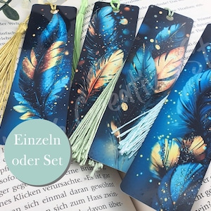 Könnte beinhalten: Vier rechteckige Lesezeichen mit einem Federdesign in Blau, Gold und Orange. Jedes Lesezeichen hat eine Quaste. Die Lesezeichen liegen auf einem offenen Buch. Der Text 'Einzeln oder Set' ist sichtbar.