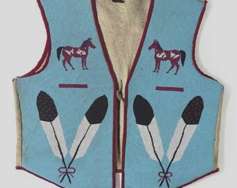 Puede incluir: Un chaleco azul claro con la espalda crema y ribete rojo. El chaleco presenta dos caballos con patrones rojos y blancos y dos plumas cruzadas con detalles en blanco y negro. Un diseño nativo americano tradicional.