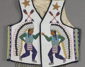 Puede incluir: Chaleco blanco con cuello en V, con figuras nativas americanas, estrellas y flechas. El chaleco tiene flecos de cuentas y está adornado con detalles en negro y verde. Las figuras llevan tocados y vestimenta tradicional.