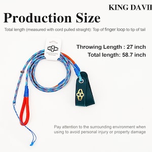 Puede incluir: Una honda King David con un cord&oacute;n multicolor azul, morado y naranja, un lazo rojo para el dedo y una bolsa de cuero verde oscuro con un logotipo dorado. El texto indica una longitud de lanzamiento de 68,58 cm y una longitud total de 149,1 cm.