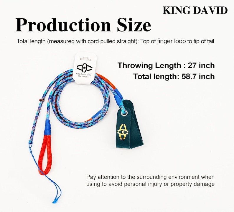 Puede incluir: Una honda King David con un cord&oacute;n multicolor azul, morado y naranja, un lazo rojo para el dedo y una bolsa de cuero verde oscuro con un logotipo dorado. El texto indica una longitud de lanzamiento de 68,58 cm y una longitud total de 149,1 cm.