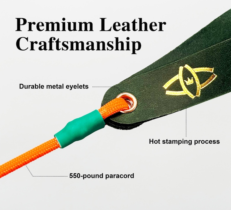 Puede incluir: Una correa de cuero verde oscuro con un logotipo dorado estampado en caliente, un ojal met&aacute;lico duradero y un paracord naranja de 550 libras asegurado con una funda verde. El texto Premium Leather Craftsmanship es visible en la parte superior.