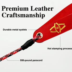 Puede incluir: Una correa de cuero rojo con un logotipo dorado estampado en caliente, un ojal met&aacute;lico duradero y un paracord negro y rojo de 550 libras. El texto Premium Leather Craftsmanship, Durable metal eyelets y Hot stamping process es visible.