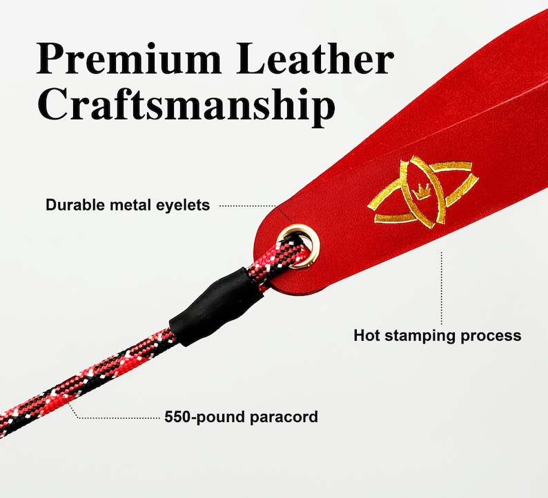 Puede incluir: Una correa de cuero rojo con un logotipo dorado estampado en caliente, un ojal met&aacute;lico duradero y un paracord negro y rojo de 550 libras. El texto Premium Leather Craftsmanship, Durable metal eyelets y Hot stamping process es visible.