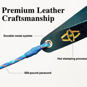 Puede incluir: Una correa de cuero verde oscuro con un logotipo dorado estampado en caliente, un ojal met&aacute;lico duradero y un tubo termorretr&aacute;ctil azul conectado a un paracord multicolor de 250 kg. El texto Premium Leather Craftsmanship es visible arriba.