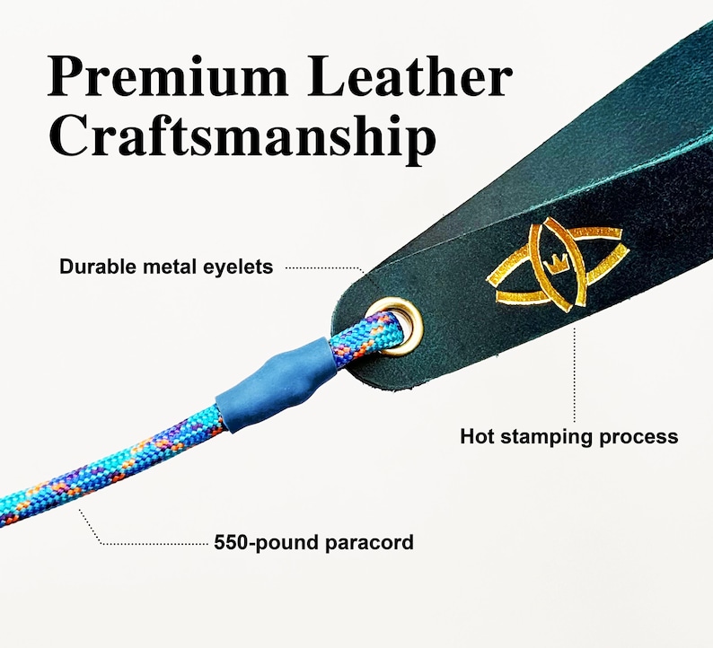 Puede incluir: Una correa de cuero verde oscuro con un logotipo dorado estampado en caliente, un ojal met&aacute;lico duradero y un tubo termorretr&aacute;ctil azul conectado a un paracord multicolor de 250 kg. El texto Premium Leather Craftsmanship es visible arriba.