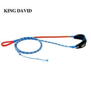 Puede incluir: Una correa para perro de la marca King David con un cord&oacute;n trenzado multicolor en tonos azules y morados, una secci&oacute;n naranja s&oacute;lida y un asa de cuero negro con un logotipo dorado. La correa incluye un lazo rojo y detalles en color azul.