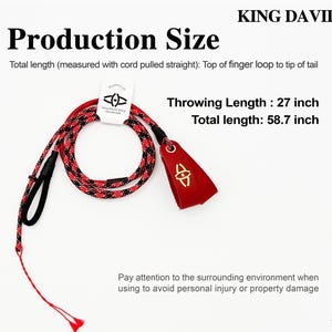 Puede incluir: Una honda King David con cord&oacute;n trenzado rojo y negro, una lazada roja para el dedo con un logotipo dorado y una etiqueta blanca. El texto indica una longitud de lanzamiento de 27 pulgadas y una longitud total de 58,7 pulgadas hasta la punta.