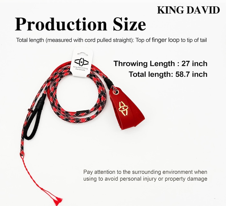 Puede incluir: Una honda King David con cord&oacute;n trenzado rojo y negro, una lazada roja para el dedo con un logotipo dorado y una etiqueta blanca. El texto indica una longitud de lanzamiento de 27 pulgadas y una longitud total de 58,7 pulgadas hasta la punta.
