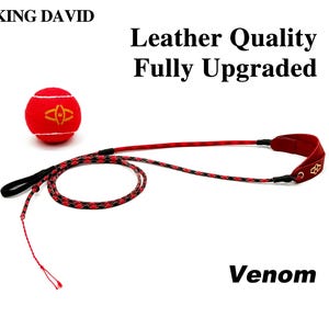 Puede incluir: Una pelota de tenis roja con un logotipo dorado y una correa de cuerda trenzada negra y roja con un asa de cuero rojo. El texto dice KING DAVID, Leather Quality Fully Upgraded y Venom. La correa tiene un logotipo dorado en el asa.