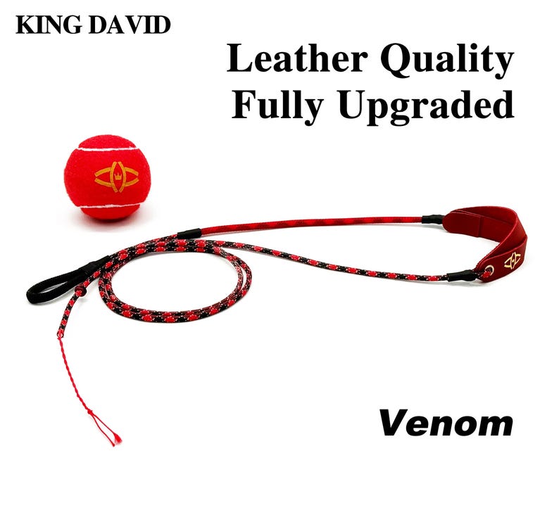 Puede incluir: Una pelota de tenis roja con un logotipo dorado y una correa de cuerda trenzada negra y roja con un asa de cuero rojo. El texto dice KING DAVID, Leather Quality Fully Upgraded y Venom. La correa tiene un logotipo dorado en el asa.