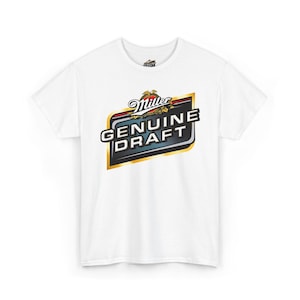 Puede incluir: Camiseta blanca con el logotipo de Miller Genuine Draft. El logotipo es un diseño rectangular con fondo negro y azul, ribete dorado y las palabras "GENUINE DRAFT" en blanco. El logotipo de Miller está en la parte superior.