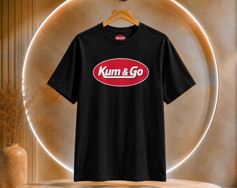 Koszulka z logo Kum & Go | Czarny T-shirt z grafiką, inspirowany sklepem spożywczym