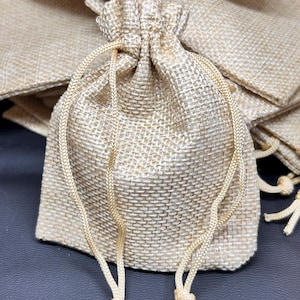 Puede incluir: Un juego de tres tazas de cerámica con un acabado mate moteado. Las tazas son de color crema, gris claro y gris oscuro. Cada taza tiene un diseño simple y minimalista, ideal para café o té.