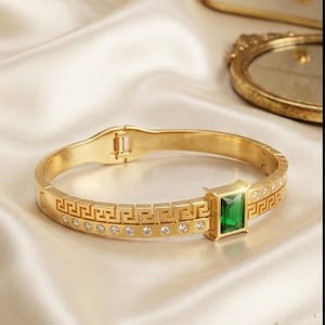 Bracelet jonc clé grecque plaqué or 18 carats | Bracelet tendance en cristal vert émeraude