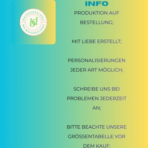 Puede incluir: Fondo degradado azul y amarillo con texto en alem&aacute;n. El texto incluye "INFO", "PRODUKTION AUF BESTELLUNG", "MIT LIEBE ERSTELLT", "PERSONALISIERUNGEN JEDER ART M&Ouml;GLICH", "SCHREIBE UNS BEI PROBLEMEN JEDERZEIT AN" y "BITTE BEACHTE UNSERE GR&Ouml;SSENTABELLE VOR DEM KAUF".