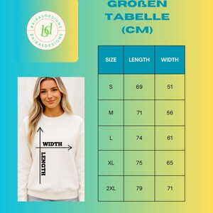 Puede incluir: Una mujer lleva una sudadera crema. La imagen incluye una tabla de tallas en cent&iacute;metros, con medidas de largo y ancho. La tabla enumera las tallas S, M, L, XL y 2XL. El logotipo de la marca est&aacute; en la esquina superior izquierda.
