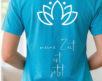 MEINE ZEIT ist JETZT – Lotus Yoga Shirt / Spirituelles Rückenprint Camiseta
