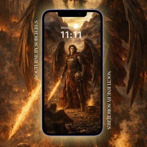 Puede incluir: Un smartphone muestra una obra de arte digital que presenta un ángel con alas, sosteniendo una espada brillante. El fondo muestra un paisaje de fuego con el texto "NOCTURNE BY SORCIERES" y la hora "11:11" en la pantalla.