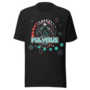 Könnte beinhalten: Schwarzes T-Shirt mit einem geometrischen Schädeldesign in Rot, Türkis und Weiß. Das Wort "POLYBIUS" wird in Türkis und Weiß angezeigt, umgeben von geometrischen Formen.