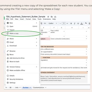 Op de afbeelding: Schermafbeelding van een Google Sheets-bestand met het menu 'Bestand' geopend, waarbij de optie 'Een kopie maken' wordt gemarkeerd. De tekst in de afbeelding beveelt aan om een nieuwe kopie van de spreadsheet te maken voor elke nieuwe student.