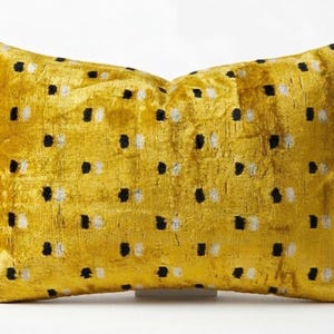Capa de almofada de veludo, seda ikat tecida à mão, estampa mostarda, dourada e bege.