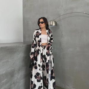 Set med leopardmönstrad kimono och vida byxor i satin – Boho Resort Loungewear