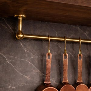 Sufitowy, nielakierowany, mosiężny wieszak na garnki z haczykami w kształcie litery S, do przechowywania w kuchni